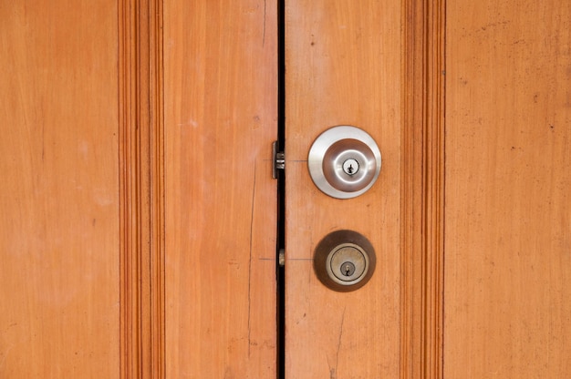 木製ドアの金属ノブ