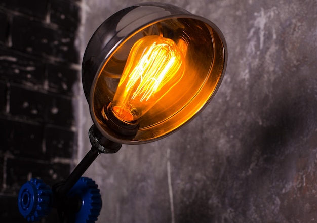 Фото Металлический светильник-ночник в стиле лофт с ретро-лампой в интерьере квартиры.