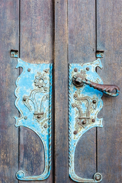 Photo metal ornate on wooden door