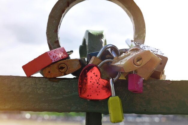 Foto lucchetti di metallo chiusi sul ponte simbolo di amore unità insieme