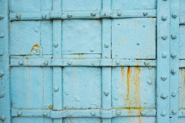녹말과 함께 금속으로 칠한 파란색 울타리 그룬지 레트로 스타일