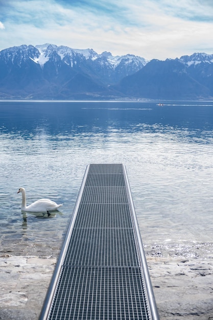 Molo di metallo per l'attracco delle barche sul lago di ginevra in svizzera