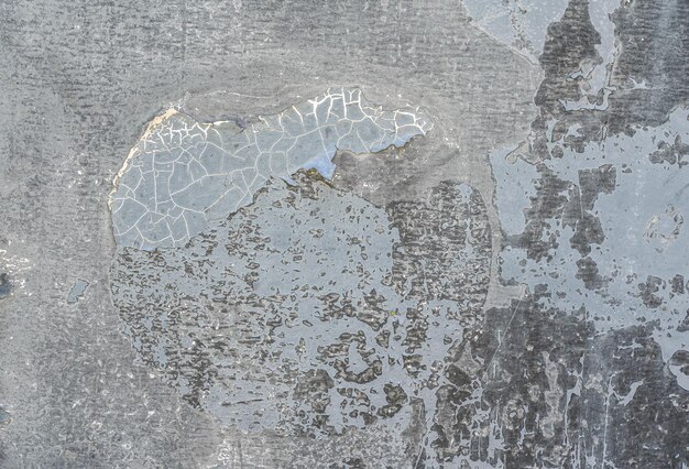 Металлическая стена с старыми трещинами, хлопьями краски, отрывающимися от деталей крупного плана, абстрактной грунтовой текстурой