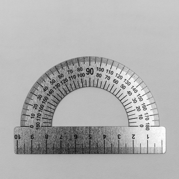 사진 회색에 금속 각도기 클로즈업