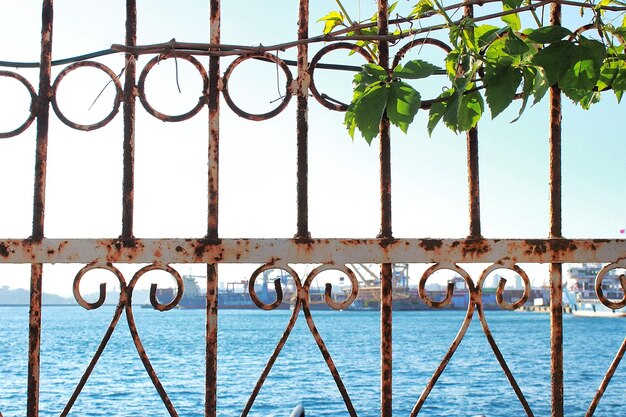 Photo metal railing by sea against sky