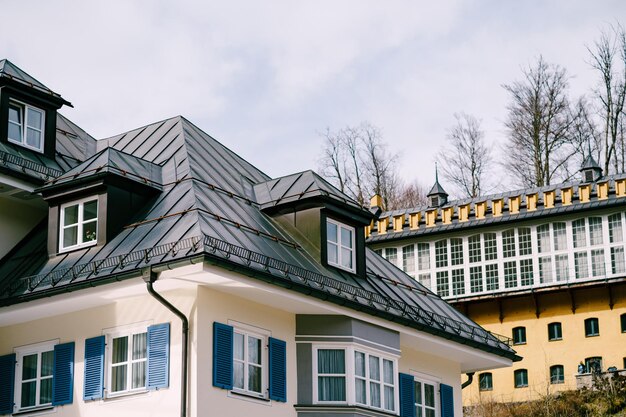 독일 Oberammergau의 집 마을에 창문이 있는 금속 지붕