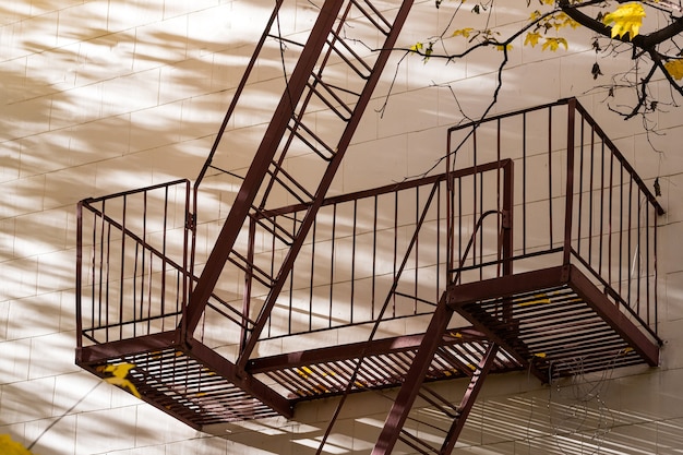 Scala in metallo per un'uscita di emergenza in un edificio a più piani