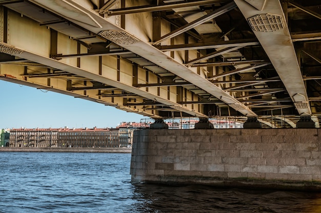 металлоконструкция под мостом санкт-петербург