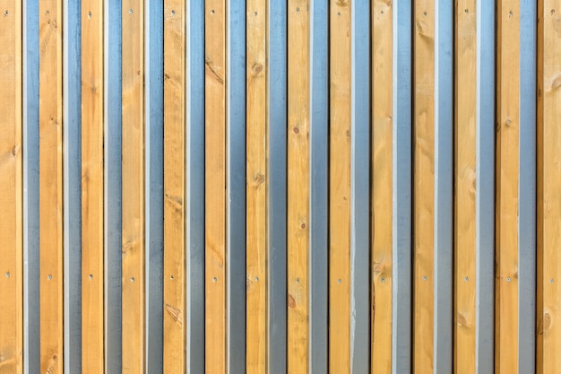 Photo the metal surface is decorated with wooden slats as a natural background