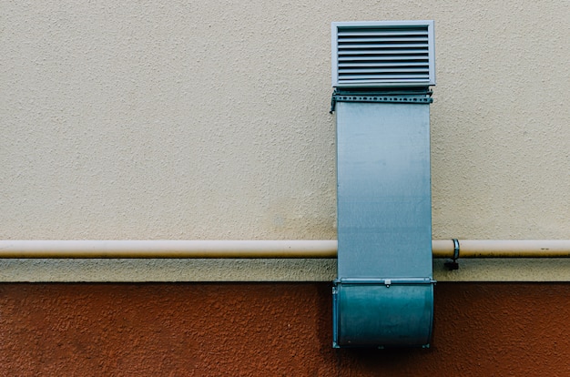 Foto tubo di ventilazione in metallo con griglia