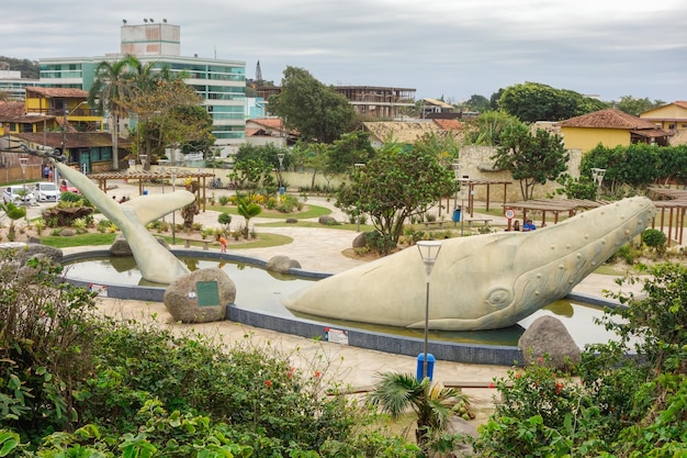 リオ ダス オストラス、RJ、ブラジルのビーチで展示されている金属製のクジラの彫刻