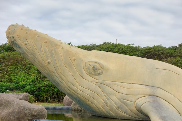 リオ ダス オストラス、RJ、ブラジルのビーチで展示されている金属製のクジラの彫刻