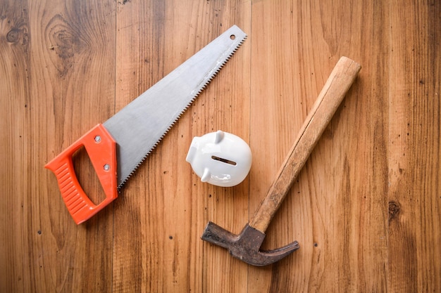 Metalen apparatuur op hout