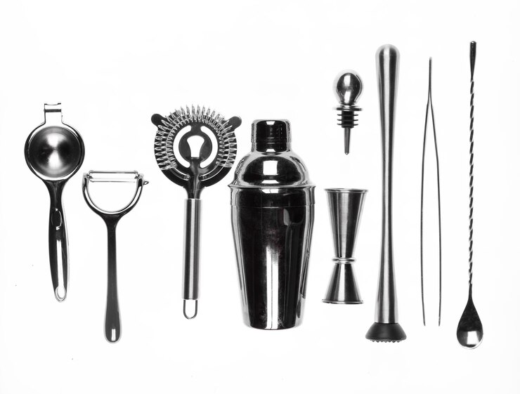 Foto metalen bar cocktail accessoires geïsoleerd op een witte achtergrond