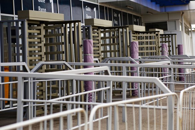 Metalen barrières bij de ingang van het arenastadion