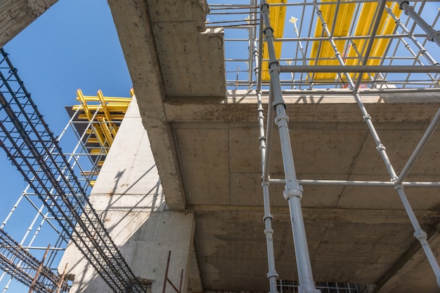 Metalen betonnen constructies van het gebouw in aanbouw. steigers en steunen. onderaanzicht