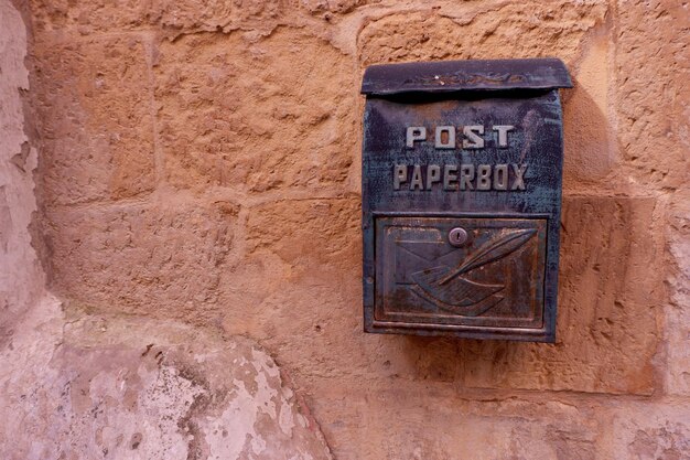 Metalen brievenbus op de huismuur Vittoriosa Malta