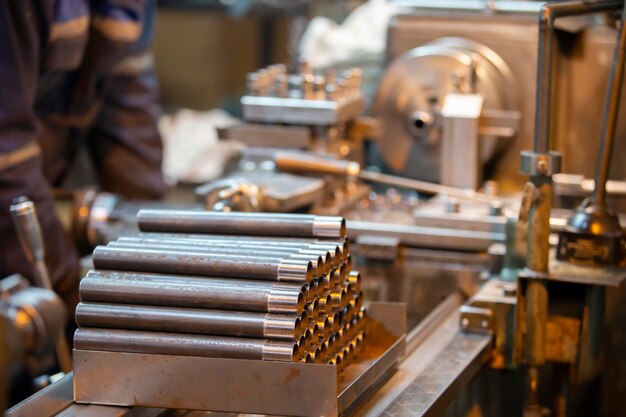 Metalen buizen in de werkplaats van een metallurgische fabriek of een metaalbewerkingsbedrijf