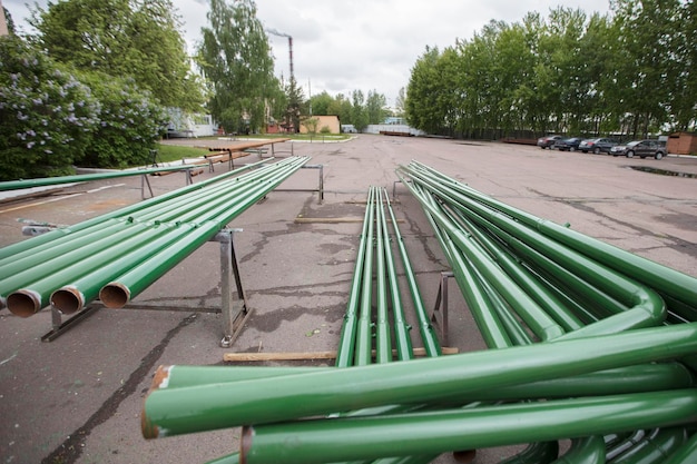 Metalen buizen op het industriële terrein van de fabriek