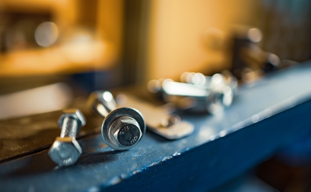 Metalen chromen bouten en moeren op handmatige flexibele massieve machine