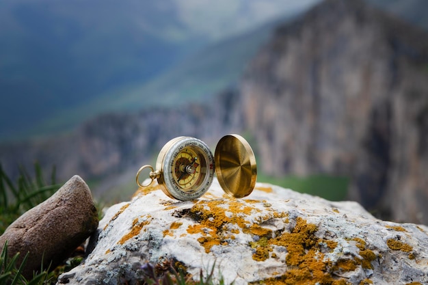 metalen culairs in het berglandschap met bergen en de achtergrond