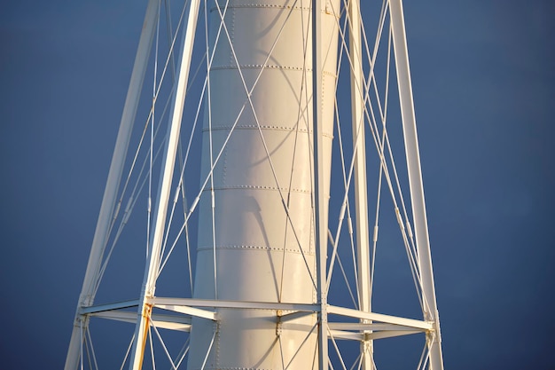 Metalen framestructuur van hoge industriële toren versterkt met stalen staven;