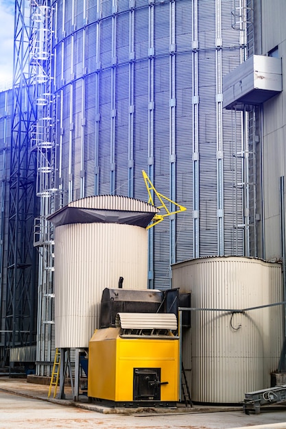 Metalen grote constructie voor industriële fabriek. Stalen chemie opslagtank.