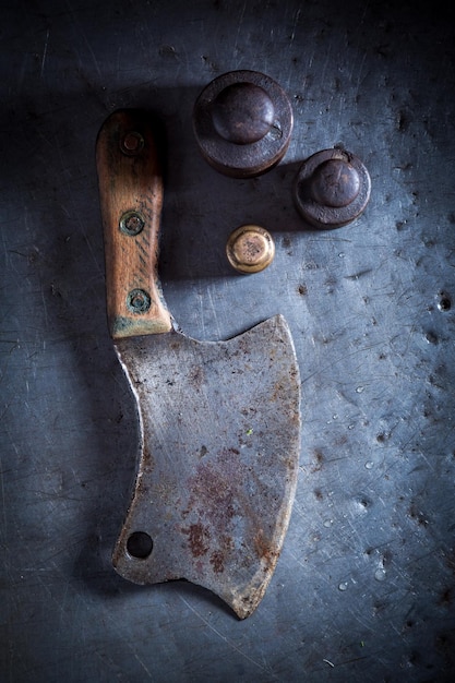 Metalen hakmolen op oude metalen tafel met gewichten