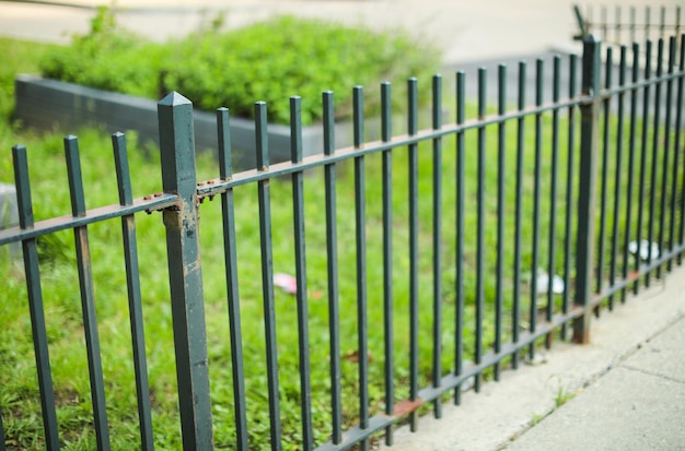 Metalen hek symboliseert grenzen, veiligheid, privacy en bakent ruimtes af met zijn str