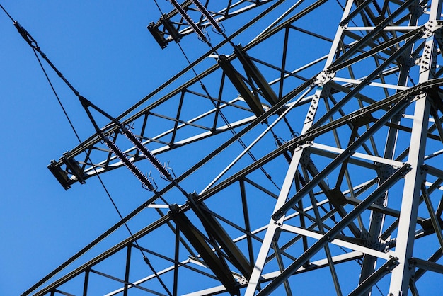 Metalen hoogspanningslijnen met draden. Close-up van een deel van de steun.