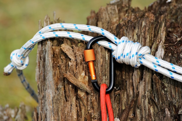 Metalen karabijn en touw voor bergbeklimmen. Foto van gekleurde karabijnen en touw. Klimconcept