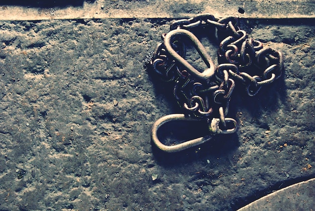 Foto metalen ketting gemonteerd op oude muur