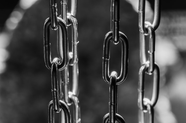 Metalen kettingstapel geïsoleerd op een donkere achtergrond, maak roestvrijstalen ketting, grote ankerketting op het dek van het slagschip