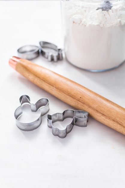 Metalen koekjes uitstekers met paasthema op tafel.