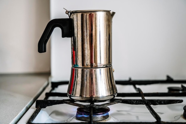 Metalen koffiezetapparaat voor het zetten van espressokoffie op het fornuis Alternatieve zetmethoden