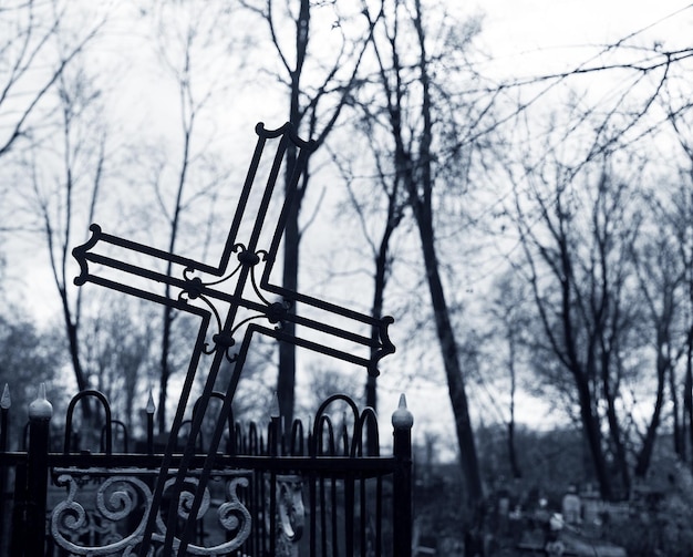 Foto metalen kruis op de begraafplaats religieus kerkhof