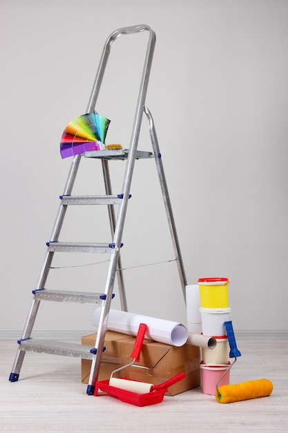 Metalen ladder en verf in de kamer