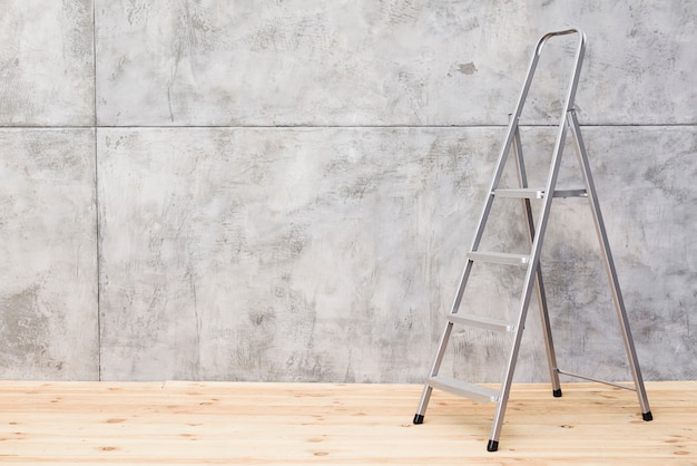 Foto metalen ladder met betonnen panelen