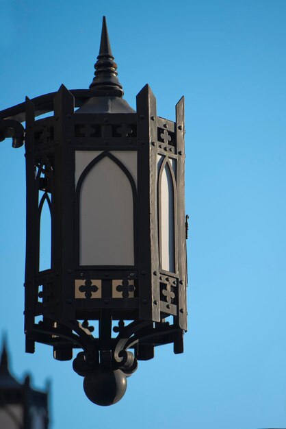 metalen lantaarn van ijzer en glas