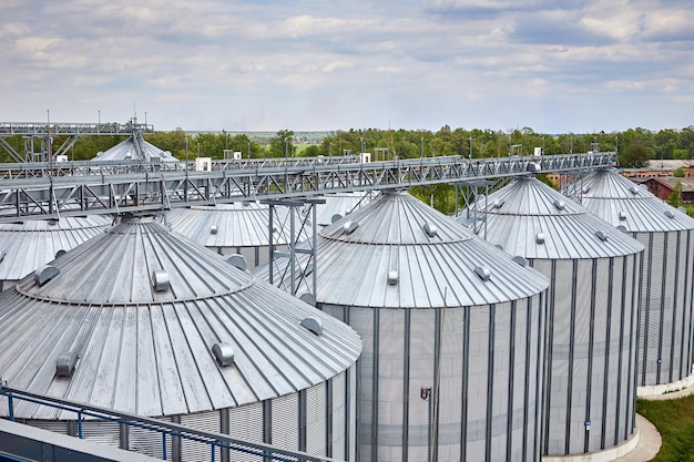 Foto metalen lift graansilo in landbouwzone graanmagazijn of -opslag is een belangrijk onderdeel van de oogst gedroogde tarwe en andere gewassen worden erin opgeslagen bovenaanzicht