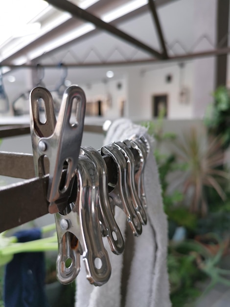 Metalen of plastic hangers en clips worden gebruikt om kleding buiten op de open veranda te drogen