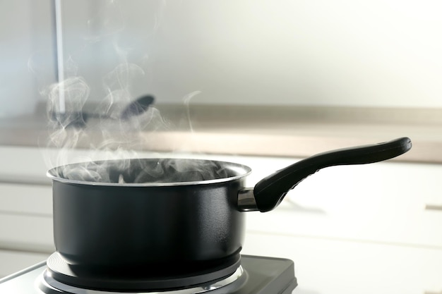 Metalen pan op een elektrische kachel in de keuken