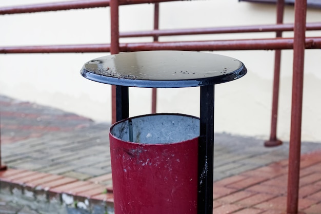 Metalen prullenbak op een stadsstraat