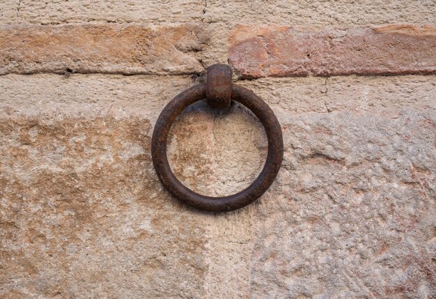 metalen ring aan de muur