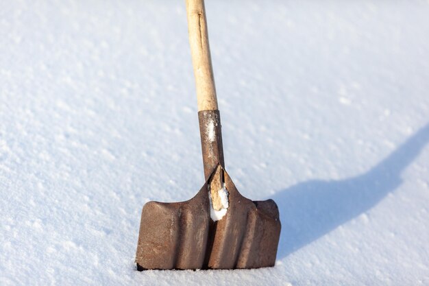 Metalen schop vast met sneeuwclose-up Sneeuwruimen in de winter erna