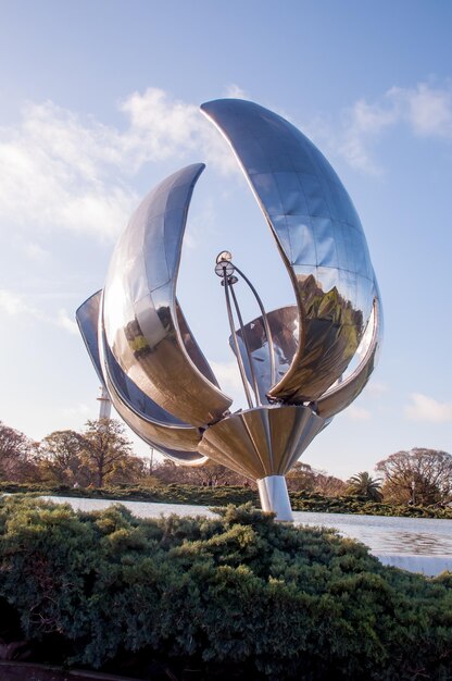 Foto metalen sculptuur floralis generica in buenos aires, argentinië