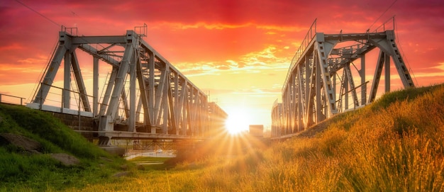 Metalen spoorbrug bij zonsondergang industrieel landschap