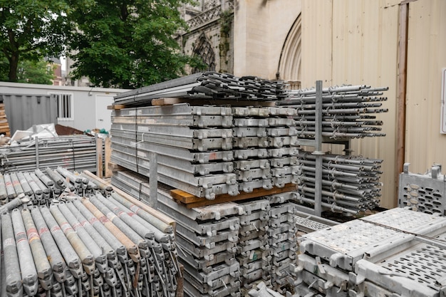 Metalen steiger voor kerkrenovatie Oude kathedraal restaureren