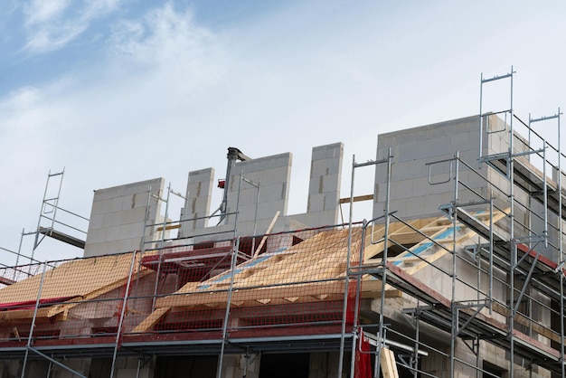 Metalen steigers rond de bouw van een betonnen blokhuis