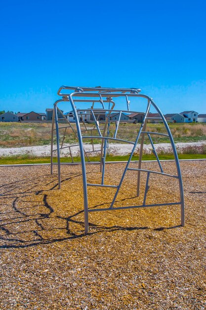 Foto metalen structuur op een speeltuin tegen een heldere blauwe lucht